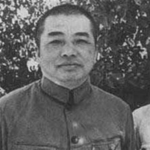 (处于风口浪尖)在风口浪尖上，如何应对成为众矢之的的困境与挑战